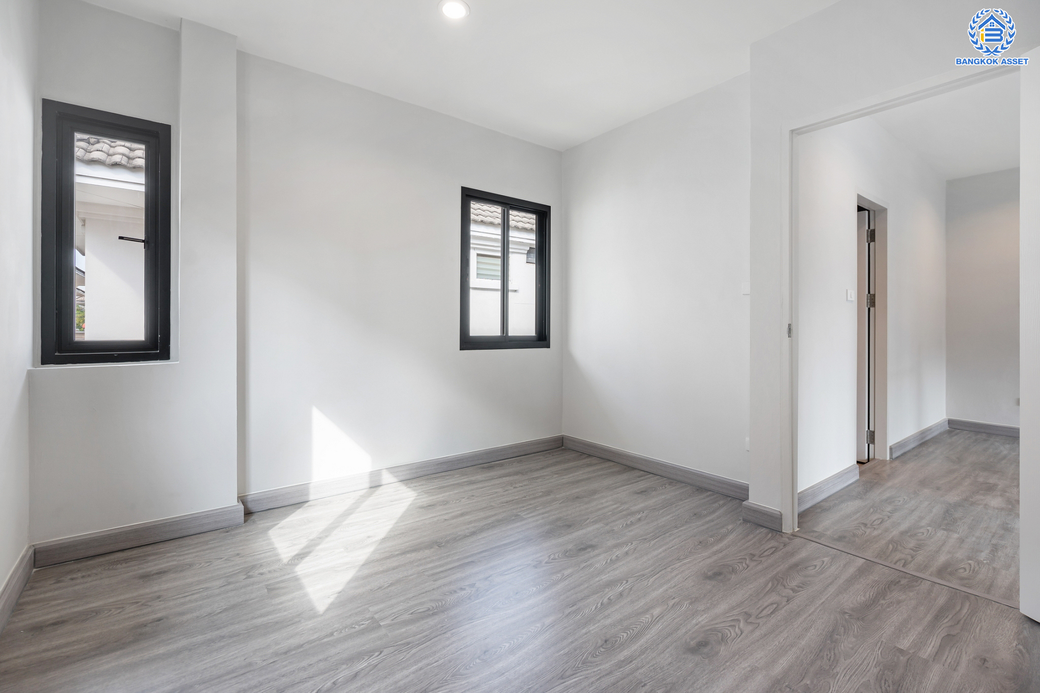 บ้านมือสองตกแต่งใหม่ ม.เพชรวัฒนะ เลียบคลองประปา บ้านเดี่ยว เนื้อที่ 50 ตร.ว. ฟังก์ชันพร้อม 3 ห้องนอน 3 ห้องน้ำ 1 ห้องอเนกประสงค์ จอดรถได้ 2 คัน บนทำเลเชื่อมต่อแจ้งวัฒนะ, ถนนศรีสมาน, ถนนสรงประภา เดินทางสะดวก ใกล้ทางด่วน "บางประอิน-ปากเกร็ด" และรถไฟฟ้าสายสีชมพู "สถานีศรีรัช"